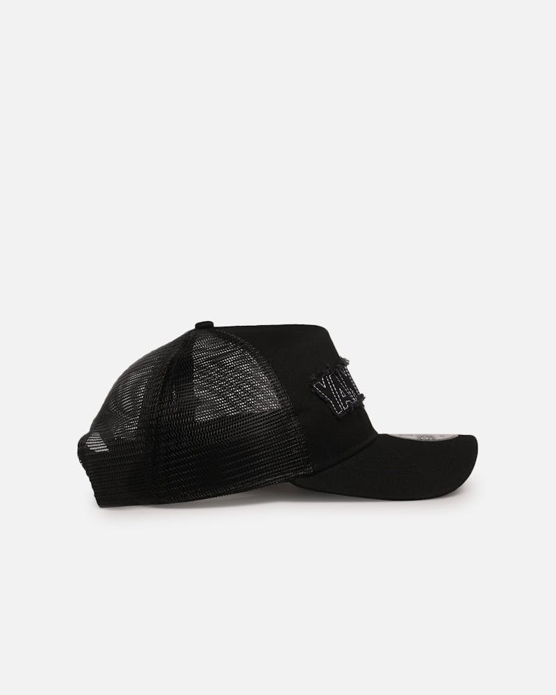 New Era New York Yankees 'Distressed' 9FORTY A-Frame Trucker Snapback Black/White
