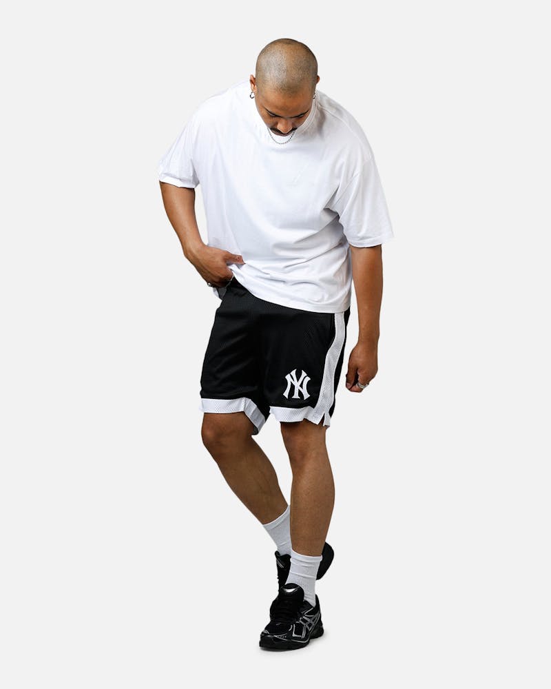 New Era New York Yankees Sport Class Shorts Black/White