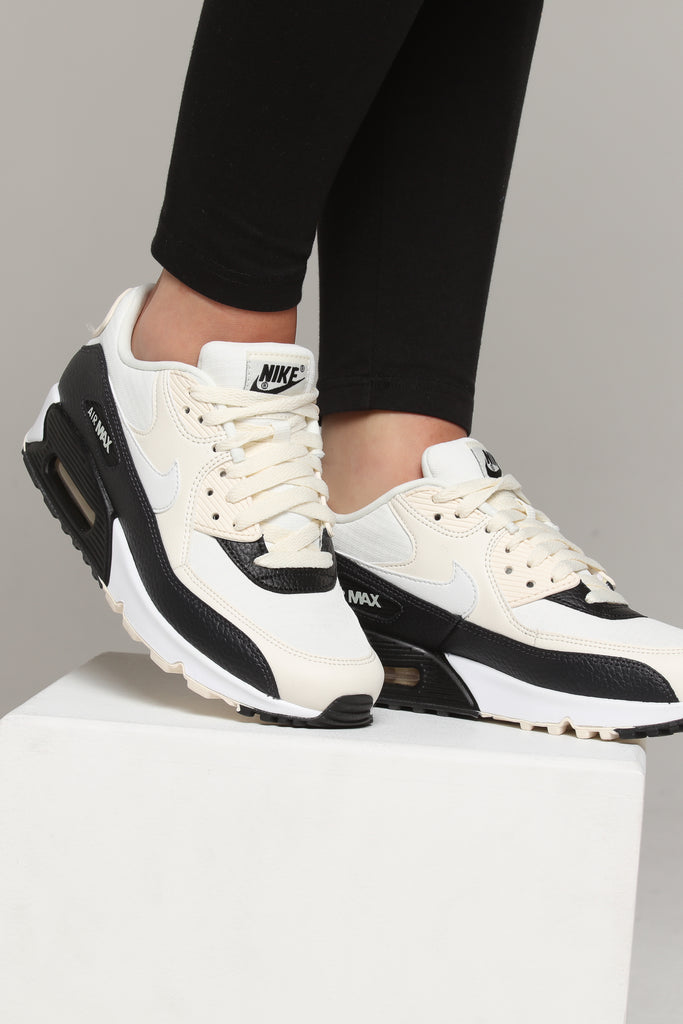 Nike Men And Women wmns Air Max 90 Essential WhiteBlack Nike Men And Women wmns Air Max 90 Essential WhiteBlack