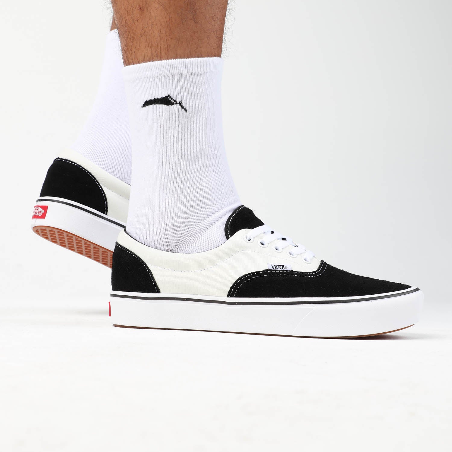 vans era comfycush black white