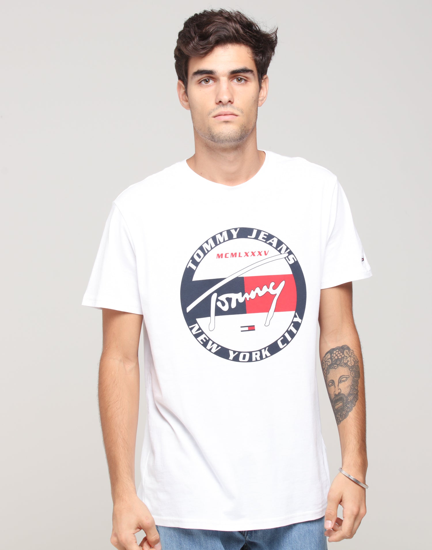 tommy jeans circle logo t shirt