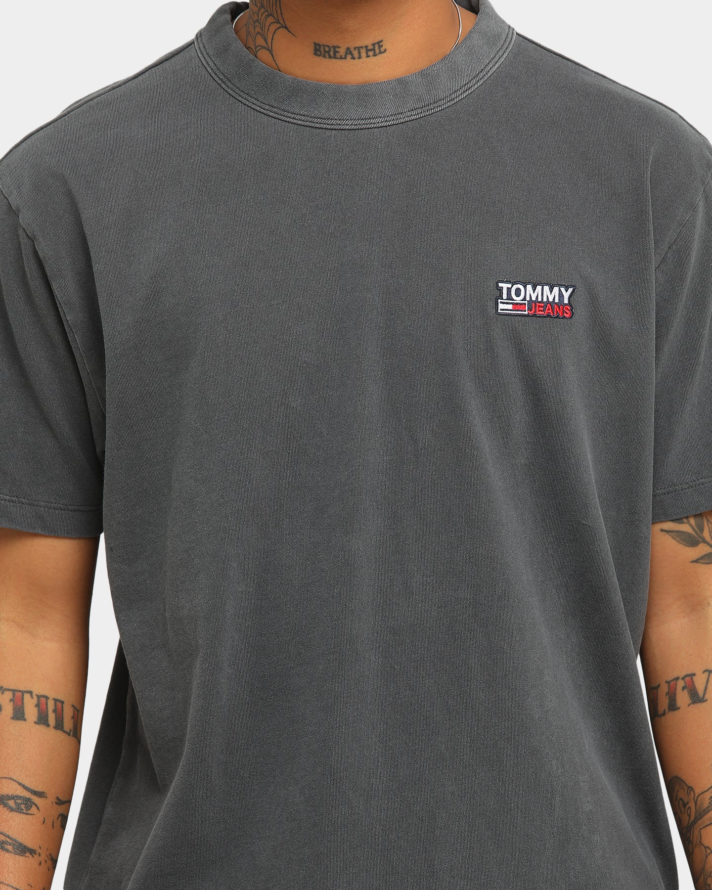 black tommy jeans t shirt