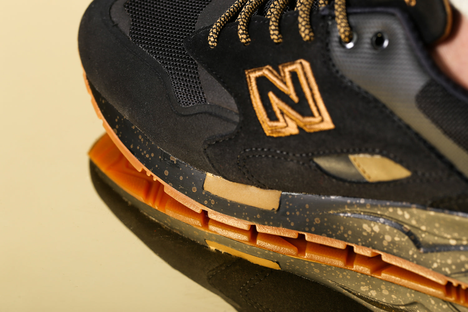 new balance 1600 mens black gold